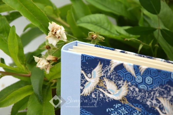 Leporello Album ca. 19,0x12,5x3,0 cm mit Verschlussschleife | Einband Japanpapier Chiyogami Kraniche | blau hellblau | Art. Nr. 97210501